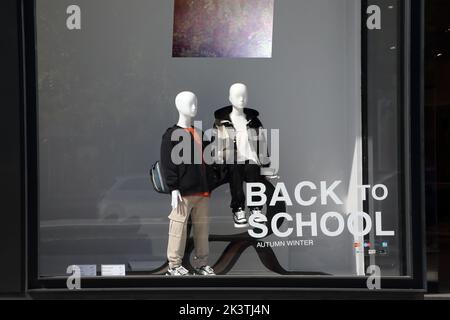 Glyfada Athens Greece Mannequins in vetrina Torna alla scuola Moda autunnale Foto Stock