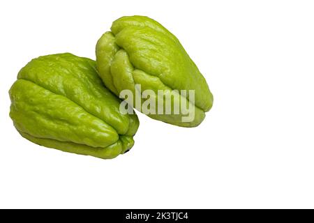 Due chayote verdi su uno sfondo bianco studio, noto anche come: Labu siam, jipang, verdure coltivate in modo biologico. Concetto di bio, biologico e natura Foto Stock