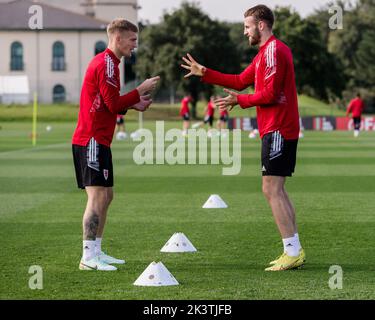 PONTYCLUN, GALLES - 20 SETTEMBRE 2022: Il Wales' Matthew Smith e il Wales' Rhys Norrington-Davies durante una sessione di allenamento presso il resort vale davanti al Foto Stock