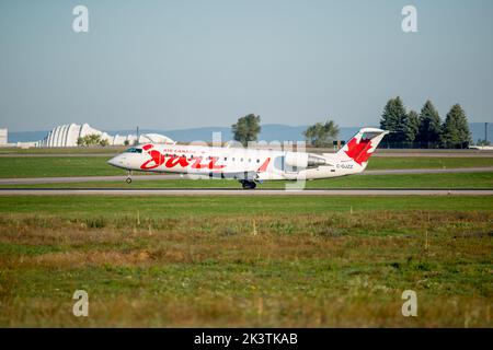 Air Canada Jazz jet commerciali che decolgono l'aeroporto McCartier di Ottawa, Ottawa, Ontario, Canada Foto Stock