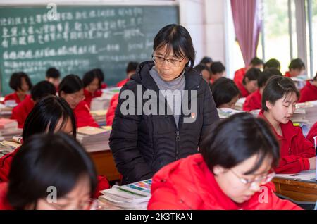 Pechino, Cina. 1st Dec, 2020. Zhang Guimei (C) guarda come i suoi studenti frequentano una classe, il 1 dicembre 2020. Credit: Notizie dal vivo su Chen Xinbo/Xinhua/Alamy Foto Stock