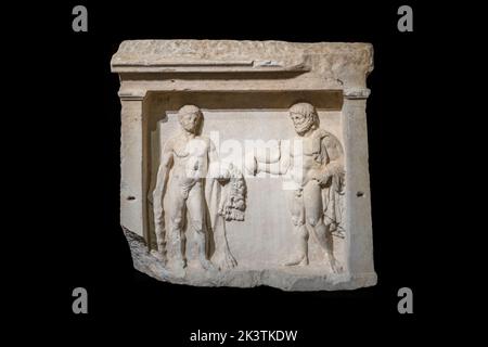 Stele votiva in marmo dedicato a Poseidone ed Eracle, fine 4th secolo a.C. da Thasos (Grecia). Museo Archeologico di Istanbul. Foto Stock