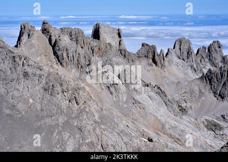 La vista sommitale da pena Vieja, Picos de Europa, guardando a nord-ovest fino alla linea di cime su cui domina El Naranjo (Picu Urriellu). Foto Stock