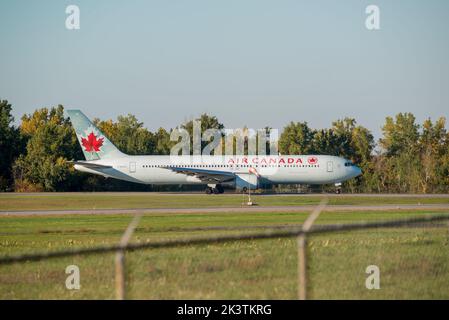 Un aereo commerciale Air Canada che tassa all'aeroporto McDonald Cartier di Ottawa, Ottawa, Ontario, Canada Foto Stock