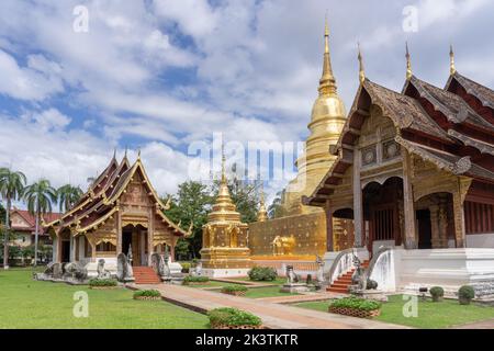 Splendida vista panoramica di ubosot e stupa dorata all'interno del complesso del famoso monumento Wat Phra Singh tempio buddista, Chiang mai, Thailandia Foto Stock