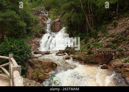 La bellezza pacifica della cascata Datanla in da Lat Vietnam. Foto Stock