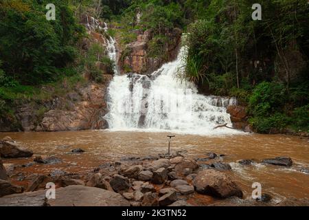 La bellezza pacifica della cascata Datanla in da Lat Vietnam. Foto Stock