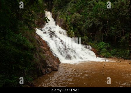 La bellezza pacifica della cascata Datanla in da Lat Vietnam. Foto Stock