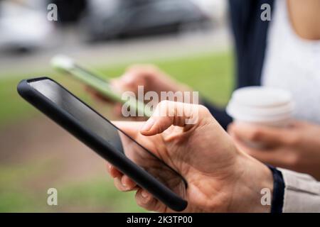 Primo piano di due mani da donna che tengono uno smartphone Foto Stock