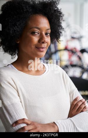 Ritratto a metà foto di una donna afroamericana proprietaria di un negozio di biciclette Foto Stock