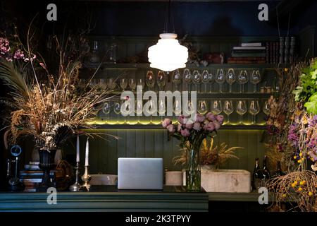 Un'immagine chiave di un wine bar decorata con una varietà di bouquet di fiori secchi e vasi Foto Stock