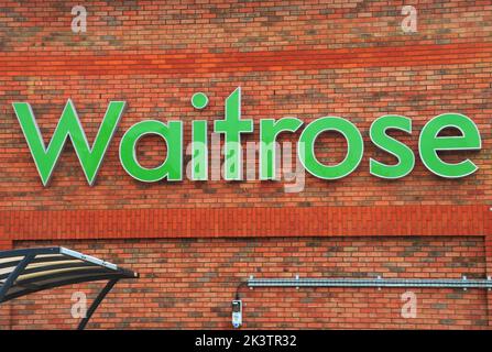 Green Waitrose supermercato segno sul muro di mattoni Foto Stock