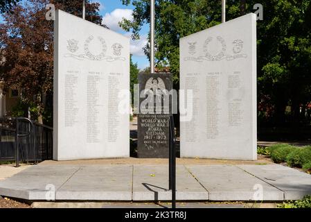 Ottawa, Illinois - Stati Uniti - 26th settembre 2022: L'Ottawa Veterans Memorial a Washington Square Park, Ottawa, Illinois. Foto Stock