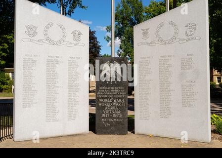 Ottawa, Illinois - Stati Uniti - 26th settembre 2022: L'Ottawa Veterans Memorial a Washington Square Park, Ottawa, Illinois. Foto Stock