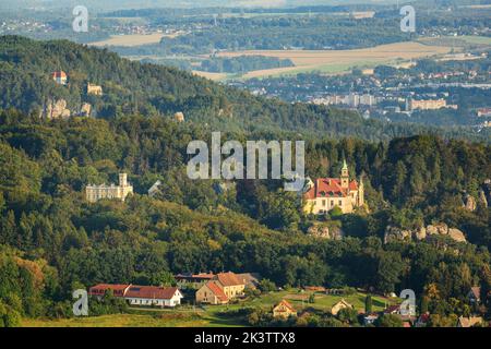 Hruba skala castello costruito sulla cima di rocce di arenaria. Paradiso bohémien, ceco: Cesky raj, Repubblica Ceca. Foto di alta qualità Foto Stock