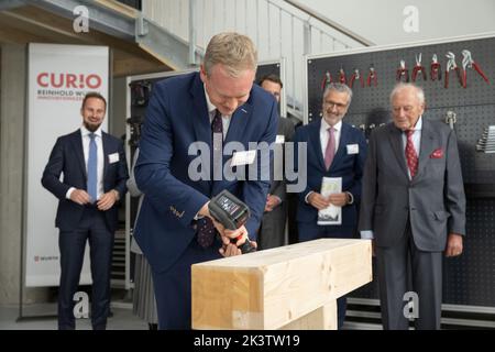 28 settembre 2022, Baden-Württemberg, Künzelsau: Reinhold Würth (r-l), fondatore del Gruppo Würth, Robert Friedmann, Presidente del Consiglio Centrale del Gruppo Würth, Matthias Neth, Amministratore Distrettuale del distretto di Hohenlohe, e Benjamin Würth, nipote di Reinhold Würth, partecipano a un tour del Curio Innovation Center del Gruppo Würth. Secondo l'azienda, nota per viti e tasselli, sono disponibili laboratori e luoghi di lavoro per circa 250 persone su un'area di circa 15.500 mq. Foto: Marijan Murat/dpa Foto Stock