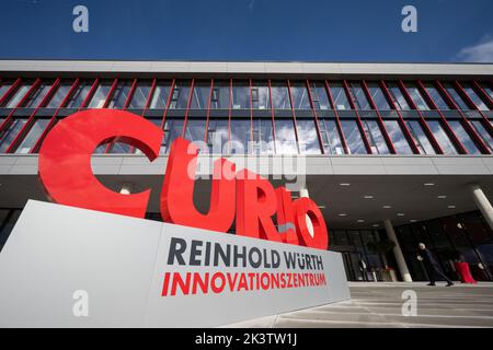 28 settembre 2022, Baden-Württemberg, Künzelsau: Un cartello indica il Curio Innovation Center del Gruppo Würth. Secondo l'azienda, nota per viti e tasselli, sono disponibili laboratori e luoghi di lavoro per circa 250 persone su un'area di circa 15.500 mq. Foto: Marijan Murat/dpa Foto Stock