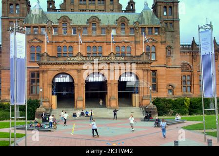 Glasgow, Scozia, Regno Unito 28th settembre 2022. Tempo nel Regno Unito: Soleggiato in città ha visto locali e turisti prendere per le strade, come il fattore sentirsi bene ha incoraggiato lo shopping. Mostra viaggio della mente alla galleria d'arte di kelvingrove. Credit Gerard Ferry/Alamy Live News Foto Stock