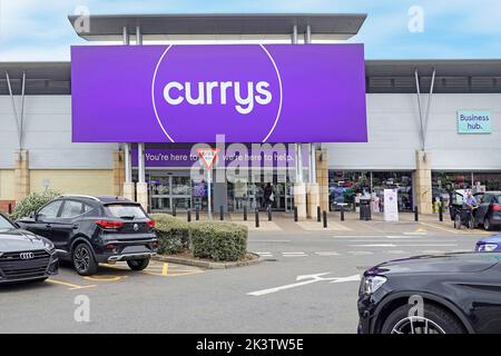 Currys Electrical retailer business con grande simbolo viola baldacchino e ingresso al negozio al dettaglio parcheggio gratuito per i clienti Lakeside Grays Essex UK Foto Stock