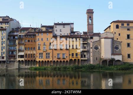 FIRENZE, ITALIA - 18 SETTEMBRE 2019: Si tratta di storiche case medievali lungo il fiume Arno. Foto Stock