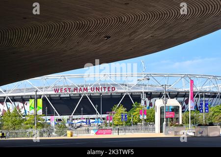 Tetto del 2012 London Olympic Aquatic Centre & Premier League calcio sport stadio West Ham United Queen Elizabeth Olympic Park Stratford Inghilterra Regno Unito Foto Stock