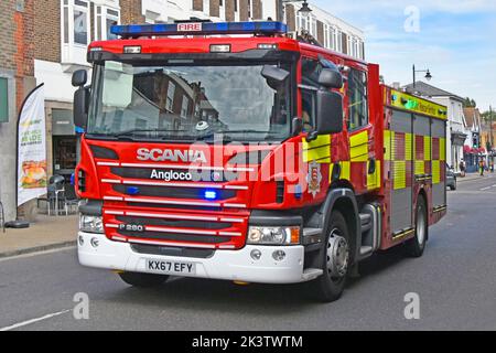 Servizio antincendio e di soccorso Essex telaio autocarro Scania motore vigili del fuoco e corpo dell'apparecchio Angloco guida su chiamata di emergenza in Witham Inghilterra UK Foto Stock