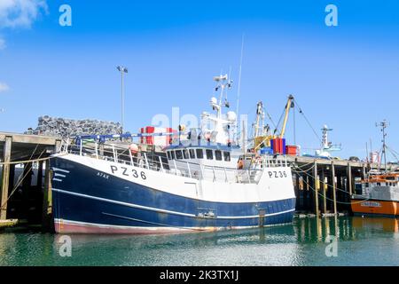 Un peschereccio ormeggiato al porto di Newlyn in Cornovaglia, Regno Unito Foto Stock