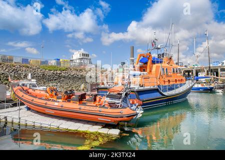 Le barche di salvataggio al porto di Newlyn in Cornovaglia, Regno Unito Foto Stock