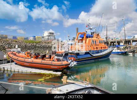 Le barche di salvataggio al porto di Newlyn in Cornovaglia, Regno Unito Foto Stock