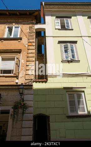 Un corridoio di ventilazione antincendio tra 2 edifici in via Gornji Trg, nel centro di Lubiana, Slovenia. 1 dei pochi rimasti che non sono stati intreciatati Foto Stock