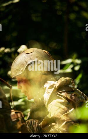 Esperienza militare completa - un giorno commando - correre attraverso l'acqua con la replica automatica del fucile Foto Stock