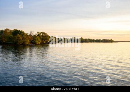 Rive boscose di un lago a Sunet. Ambiente tranquillo. Foto Stock