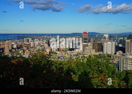 MONTREAL, CANADA -16 SET 2022- Vista panoramica della città di Montreal in Quebec con coloratissime foglie autunnali dallo Chalet du Mont Royal (Monte Roya Foto Stock
