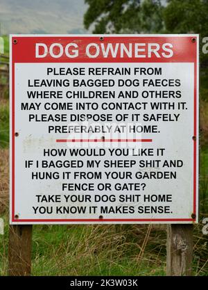 Firma sul sentiero che conduce a Pendle Hill chiedendo ai proprietari di cani di essere responsabili per le feci del loro cane, scritto in 2 registri di lingue Foto Stock