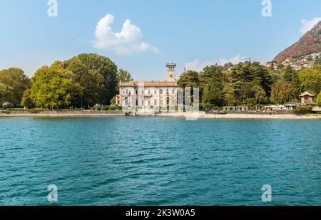 Vista della Villa Erba, oggi Villa Gastel-Visconti, dal Lago di Como, Cernobbio, Lombardia, Italia Foto Stock