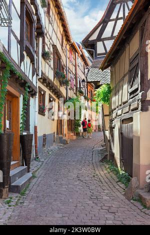 Bella strada nel comune di Eguisheim Francia Foto Stock