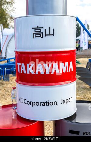 Samara, Russia - 24 settembre 2022: Barile di olio motore Takayama con logo di marca Foto Stock