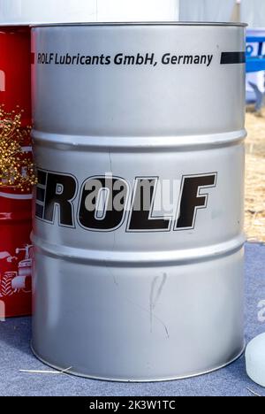 Samara, Russia - 24 settembre 2022: Barile di olio motore Rolf con logo di marca Foto Stock