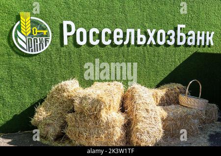 Samara, Russia - 24 settembre 2022: Firma della Banca russa 'Rosselkhozbank'. Testo in russo: Rosselkhozbank Foto Stock