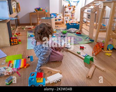 Baby Boy 2yo giocare a casa con tos Foto Stock