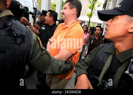 Bangkok, Thailandia. 7th Mar, 2008. Il commerciante di armi russo Viktor Bout è stato preso in custodia da funzionari thailandesi dopo un'operazione di pungiglione a Bangkok organizzata dalla U.S. Drug Enforcement Administration. Il famoso commerciante di armi conosciuto come il mercante della morte era il carattere liberamente basato sulla sua vita nel film di Hollywood il Signore della guerra. Il bout è stato estradato negli Stati Uniti due anni più tardi, dove attualmente sta ancora servendo una pena di 25 anni a Marion, Illinois. Queste foto sono state scattate all'arraignment di Bout presso la sede centrale della polizia di Bangkok il 7 marzo 2008. Ci è speculazione che Bout potrebbe un giorno b Foto Stock