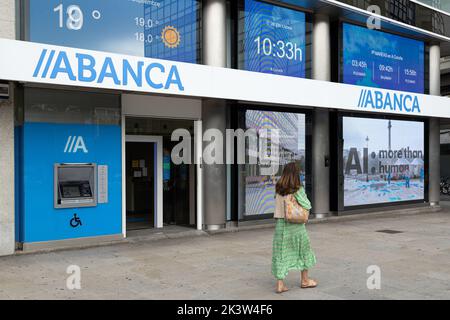 Coruna, Spagna; 23 settembre 2022: Facciata della banca di Abanca di Una città di Coruna Foto Stock