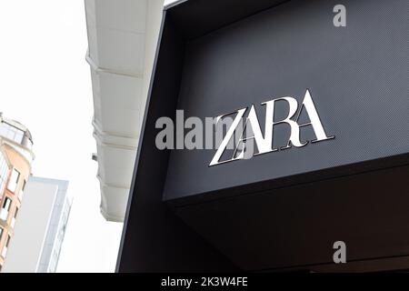 Coruna, Spagna; 23 settembre 2022: Nuovo segno Zara sul negozio di facciata Foto Stock