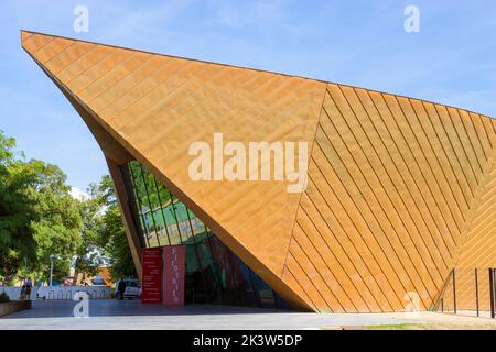 Esterno del moderno Firstsite progettato da Rafael Viñoly, un centro internazionale per le arti visive contemporanee nel Colchester Town Centre Essex UK Foto Stock