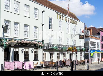 Colchester centro città Colchester High Street esterno del George Hotel una locanda di 500 anni Colchester Essex Inghilterra Regno Unito GB Europa Foto Stock