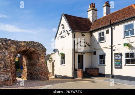 Rovina delle mura romane di Colchester presso la porta di Balkerne accanto alla casa pubblica di The Hole in the Wall Colchester Essex Inghilterra UK GB Europe Foto Stock