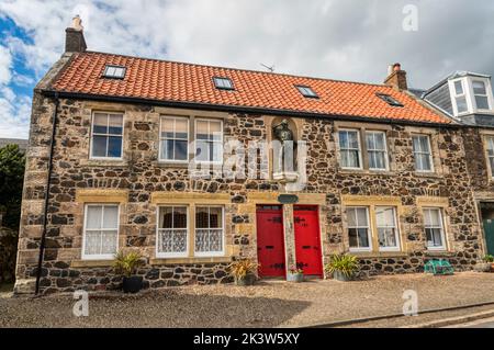 Statua di Alexander Selkirk, l'ispirazione per Robinson Crusoe, sul luogo di nascita a Lower Largo, Fife. Dettagli in Descrizione. Foto Stock