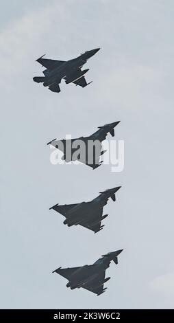 Omitama, Giappone. 28th Set, 2022. La forza di autodifesa aerea giapponese Mitsubishi F-2(L) e tre aerei tedeschi Eurofighter Typhoon sono visti volare oltre alla base aerea di Hyakuri nella prefettura di Ibaraki, Giappone Mercoledì, 28 settembre 2022. Questo fa parte dell'esercizio su larga scala dell'Aeronautica tedesca "Rapid Pacific 2022" nella regione asiatica e l'Aeronautica tedesca ha inviato per la prima volta diversi aerei in Giappone. Foto di Keizo Mori/UPI Credit: UPI/Alamy Live News Foto Stock