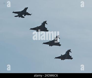 Omitama, Giappone. 28th Set, 2022. La forza di autodifesa aerea giapponese Mitsubishi F-2(L) e tre aerei tedeschi Eurofighter Typhoon sono visti volare oltre alla base aerea di Hyakuri nella prefettura di Ibaraki, Giappone Mercoledì, 28 settembre 2022. Questo fa parte dell'esercizio su larga scala dell'Aeronautica tedesca "Rapid Pacific 2022" nella regione asiatica e l'Aeronautica tedesca ha inviato per la prima volta diversi aerei in Giappone. Foto di Keizo Mori/UPI Credit: UPI/Alamy Live News Foto Stock