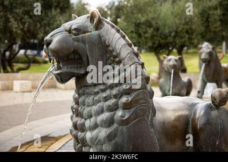 Fontana Lions nel giardino di Bloomfield, Gerusalemme, della scultura tedesca Gernot Rumpf. Foto Stock